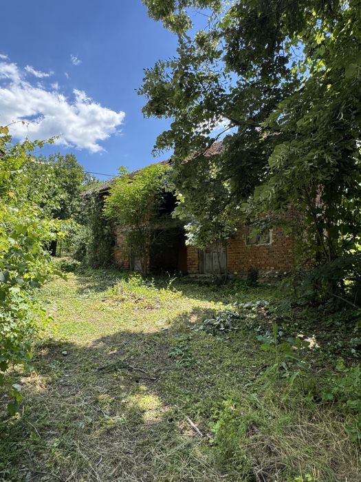 Teren de vânzare 2656 metri cu casă bătrânească