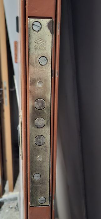 Usa metalica antiefractie