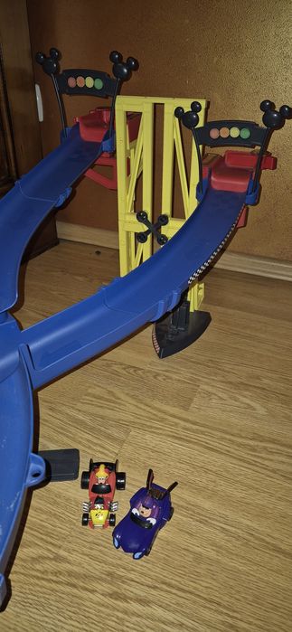 Pista de curse pt copii Mickey Roadster Racers