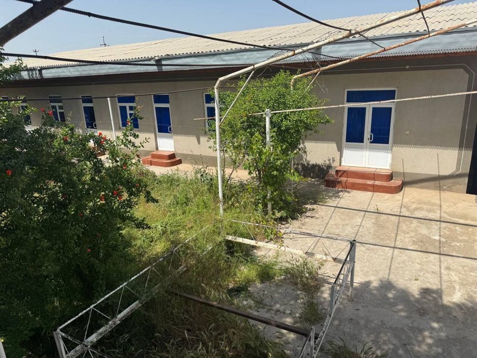 Uchastka 6sotix 7 honali  1 sotixdan oshiq zelyoniy zona bor kochada