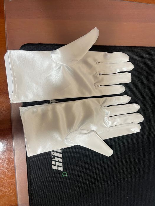 Продаю перчатки белые высокого качества для мероприятий по 30.000