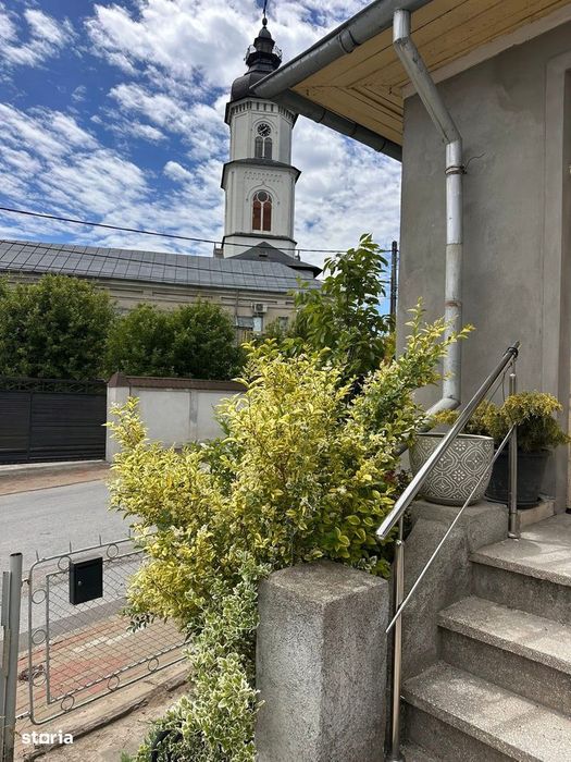 De vanzare casa din caramida  la gri in Roman, zona Episcopiei 135000e