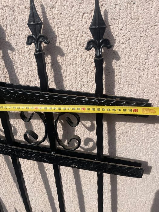 Plase de gard + portiță metalică – model elegant