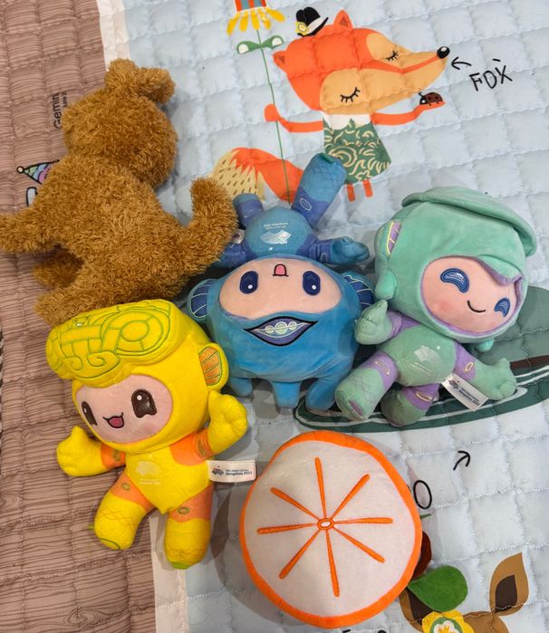 Продам два пакета игрушек