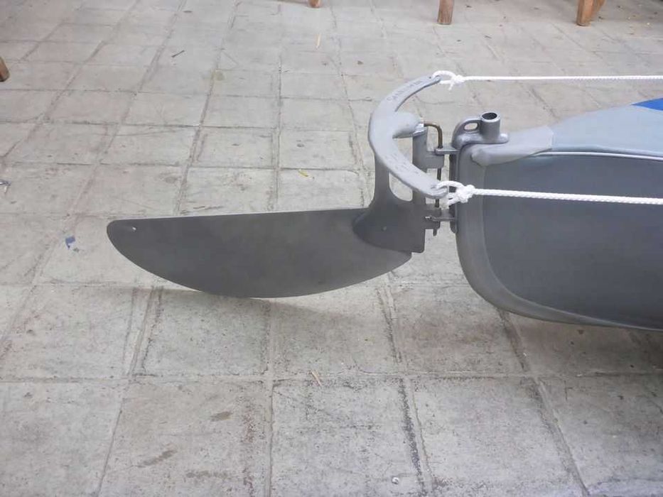 Лодка двуместен каяк 4.80 м. 25 кг възможност за мачта и до 2 платна, Ширина 78см, газене 12см. С комплект рул с педали за управление