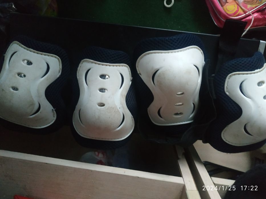 Наколенники и налокотники.