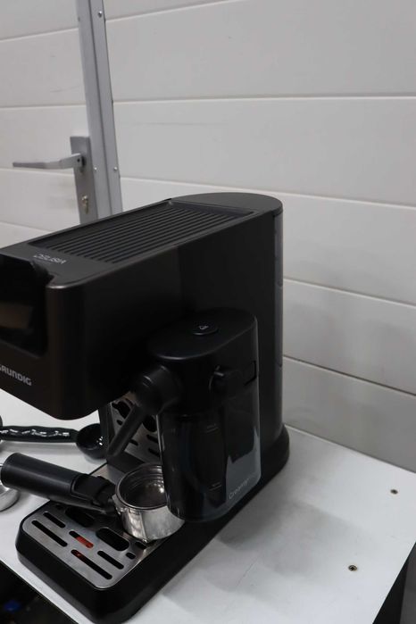 Кафемашина GRUNDIG KSM 5330 с вграден контейнер за мляко, 1628W, налягане на помпата 15bar , двойна дюза, цветен сензорен екран, BrewSense, CreamyPro,