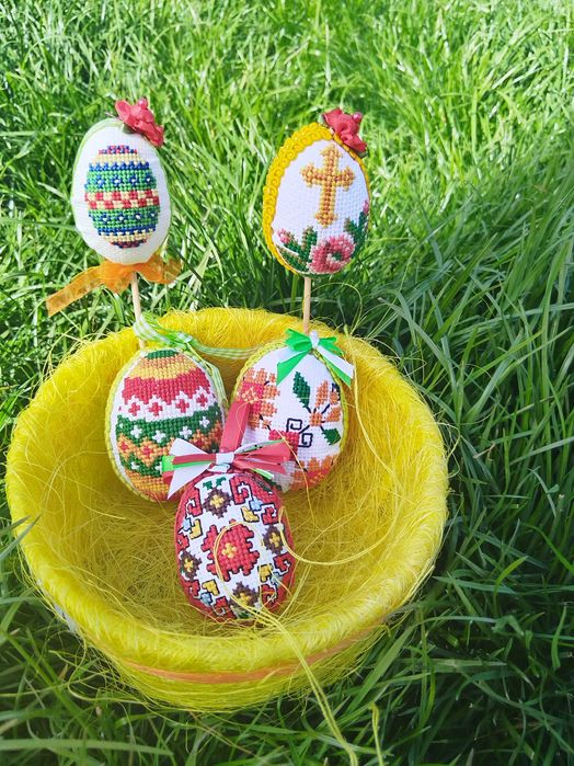 Ръчно бродирани яйца от стериопор.