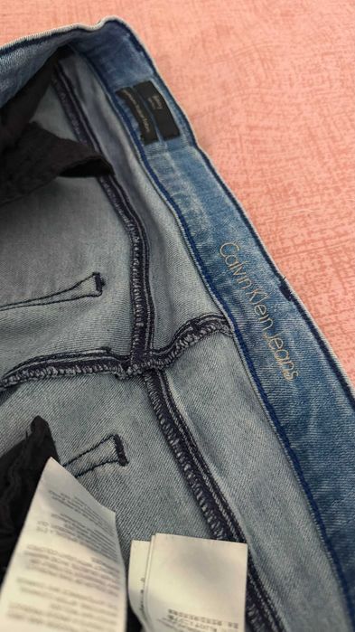 Розова риза с пера, дънки Calvin Klein