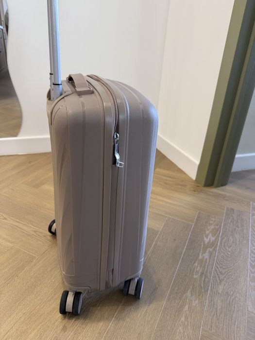 Продам Чемодан S размер