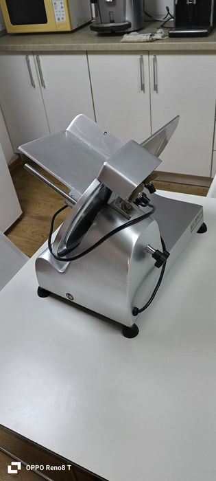 Vând feliatot mezeluri