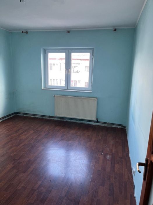 Vand apartament 3 camere Onesti
