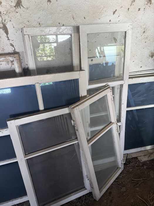 Старые деревянные окна и двери