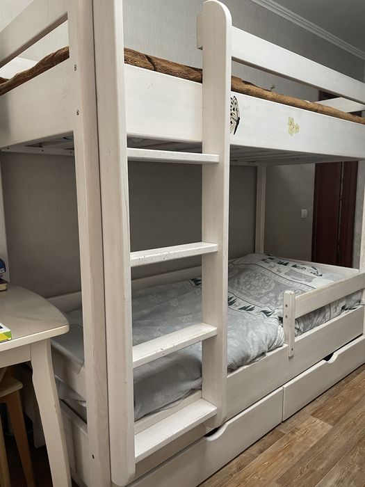 Продам кровать двухъярусную ( сосна)