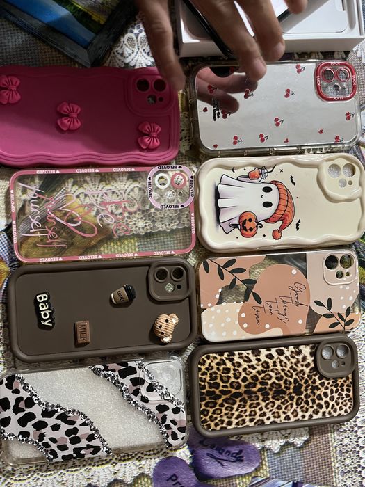Vand iphone 11 , baterie 75 ,64GB , plus invarcator si 8 huse cadou 800 de lei negociabil