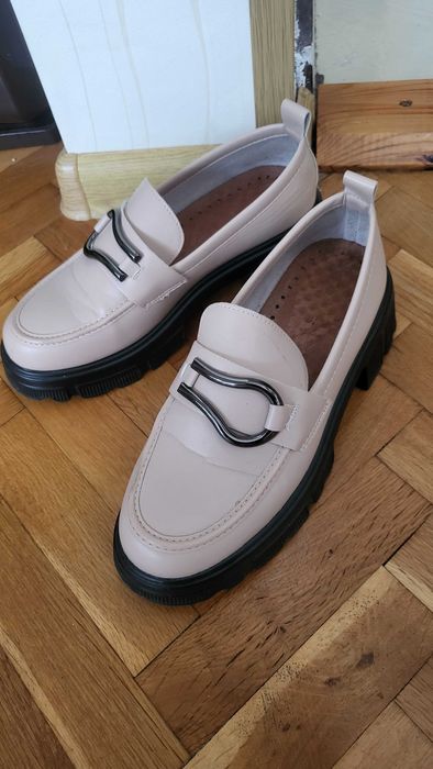 Лоуфъри цвят пудра