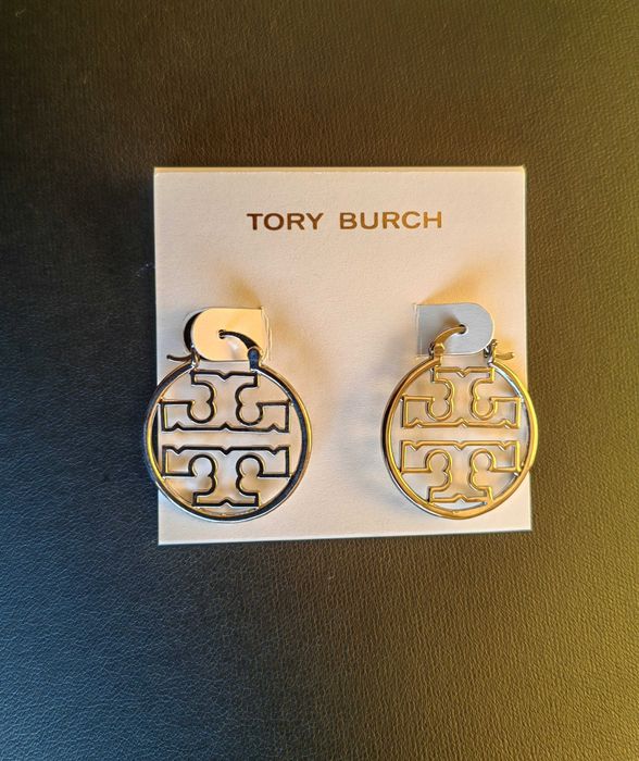 Сребристи висящи обеци на Tory Burch - logo round earrings