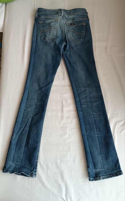 Продавам дамски дънки Lee