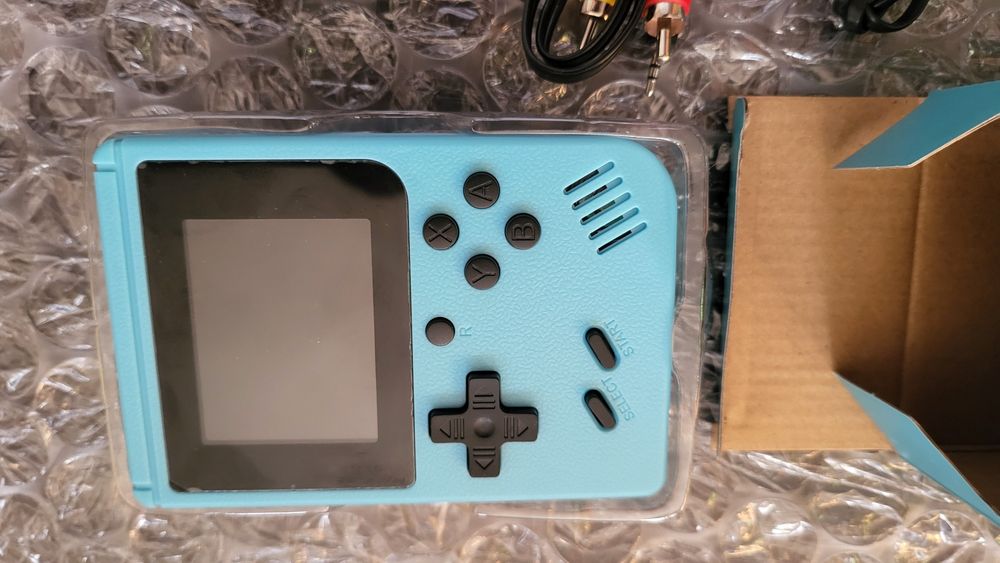 Ретро преносима конзола с 400+ игри в нея game box
