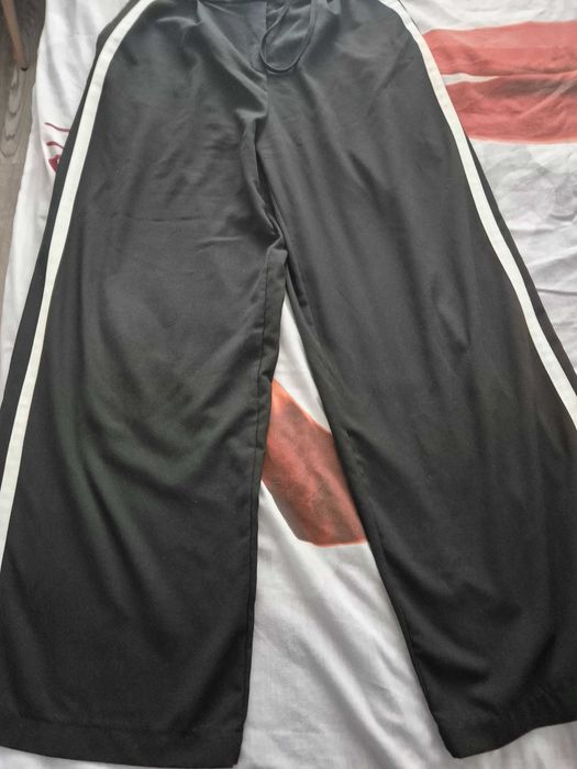 Дамски панталон с кант и широк крачол