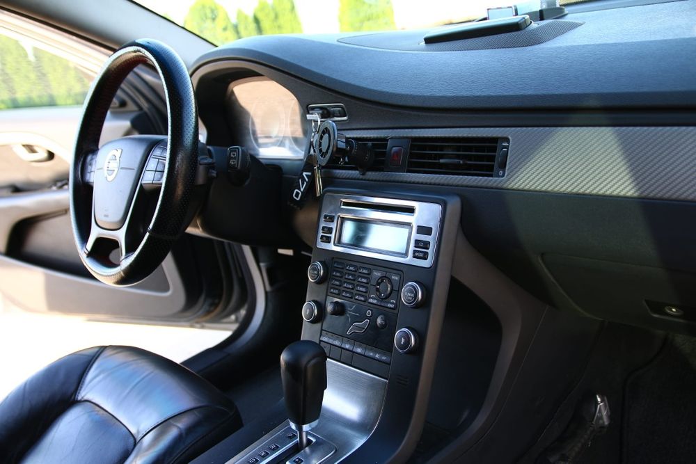 Volvo v70 2.4 D5 EDITIE LIMITATA

Dotări:

Interior din piele;
Cutie automată;
Climatizare automată pe două zone;
GPS original Volvo;