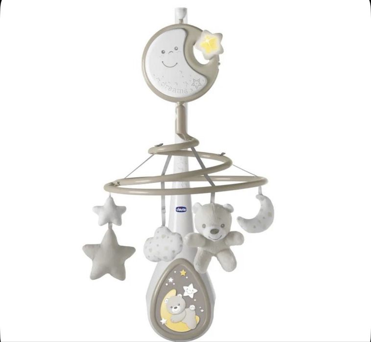 Детская кроватка с мобилем