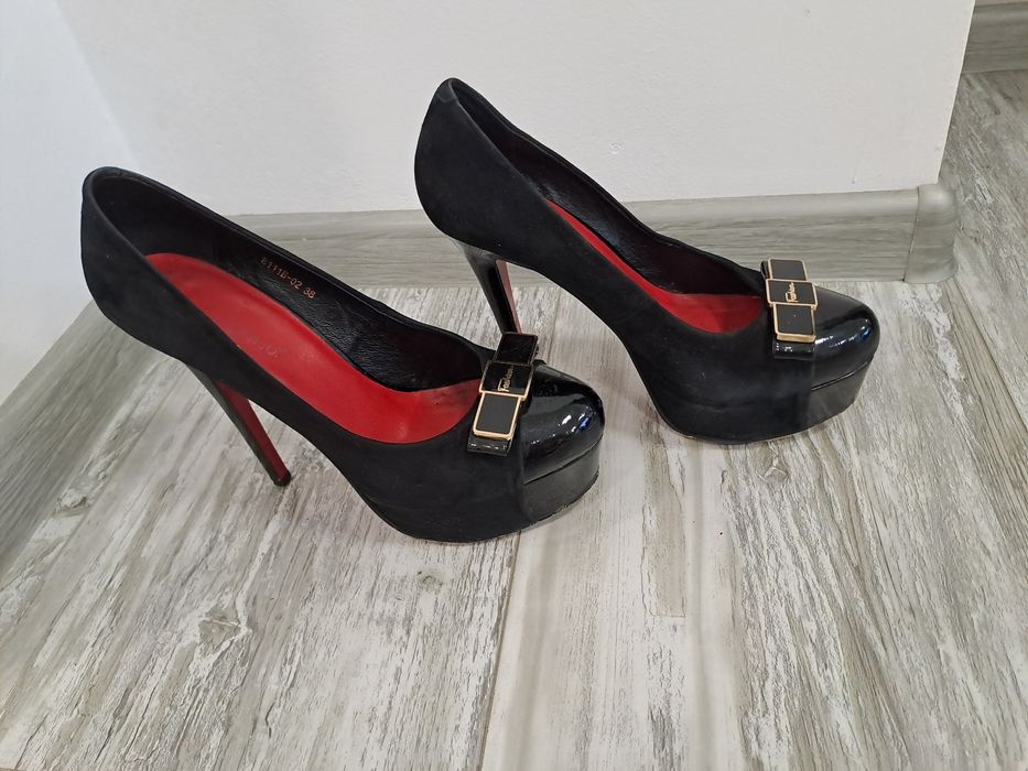 Официални черни дамски обувки на висок ток