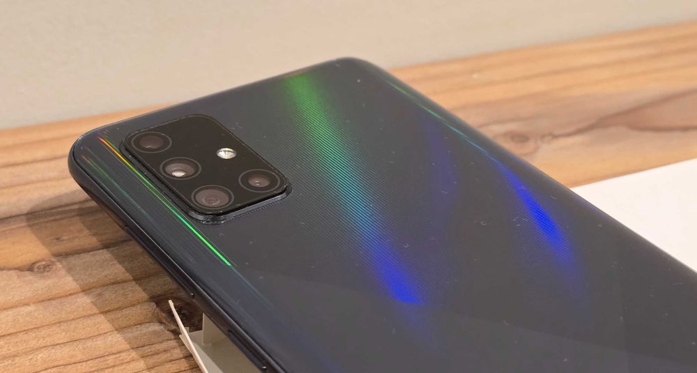 Продавам Samsung A71 Black