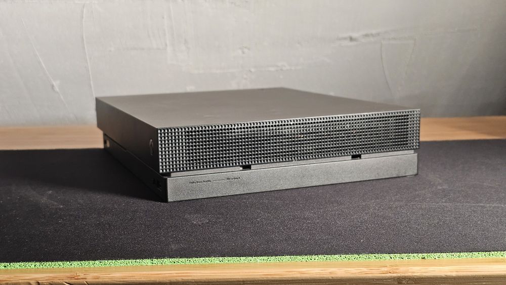 Xbox One X 1 TB + 2 контролера + 7 игри