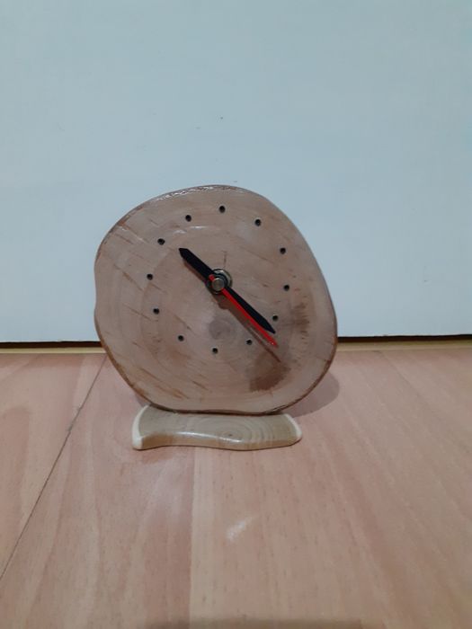 Оригинален ръчно изработен дървен часовник.