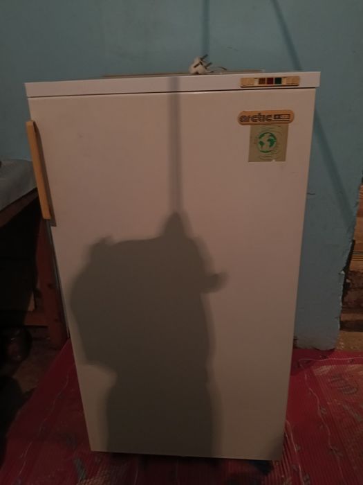 Vând congelator la 400 de lei