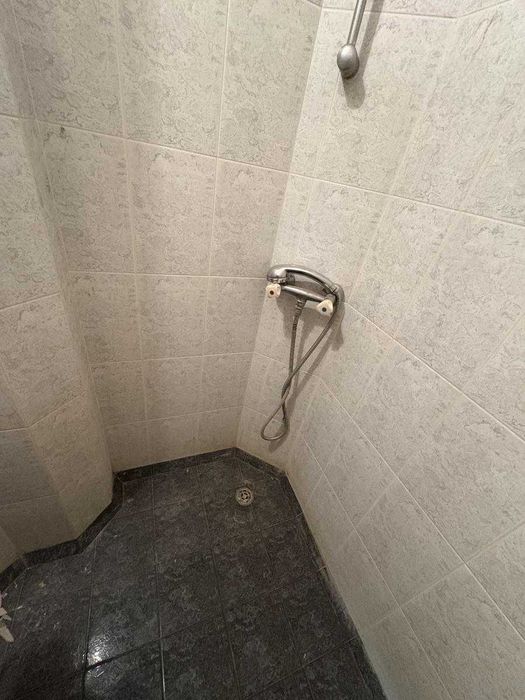 Продавам тристаен апартамент на комуникативно място