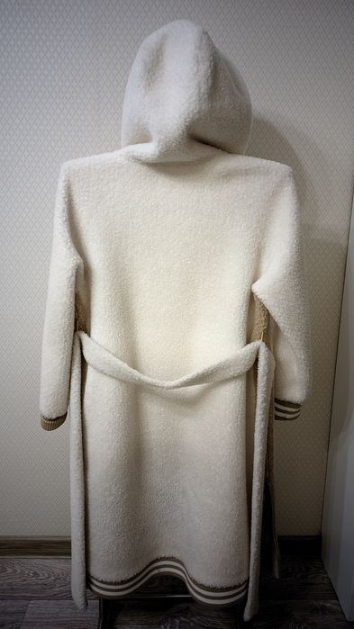 Продаю зимнее белое пальто