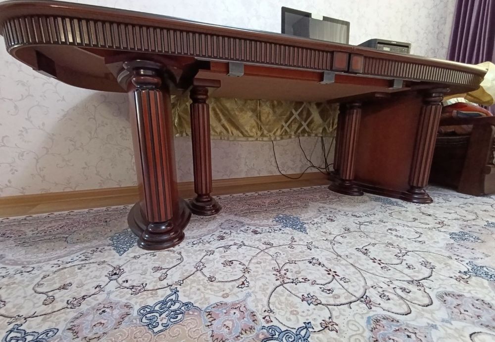 Продается шикарный стол для гостиной.