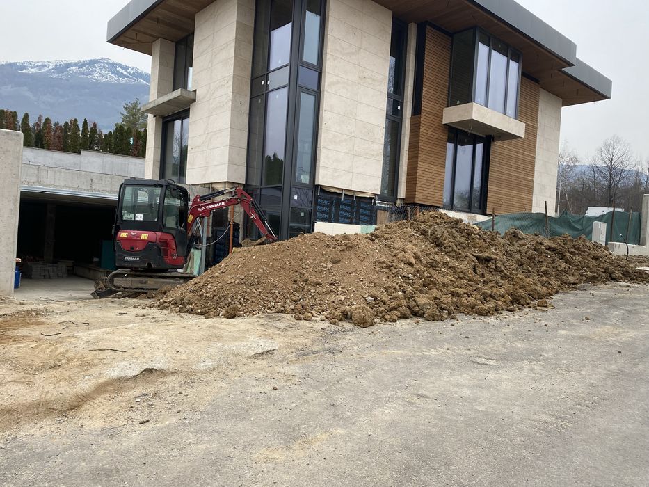 Услуги Мини Багер и Самосвал за София и околните села