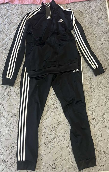 Adidas дрехи от фалирал магазин