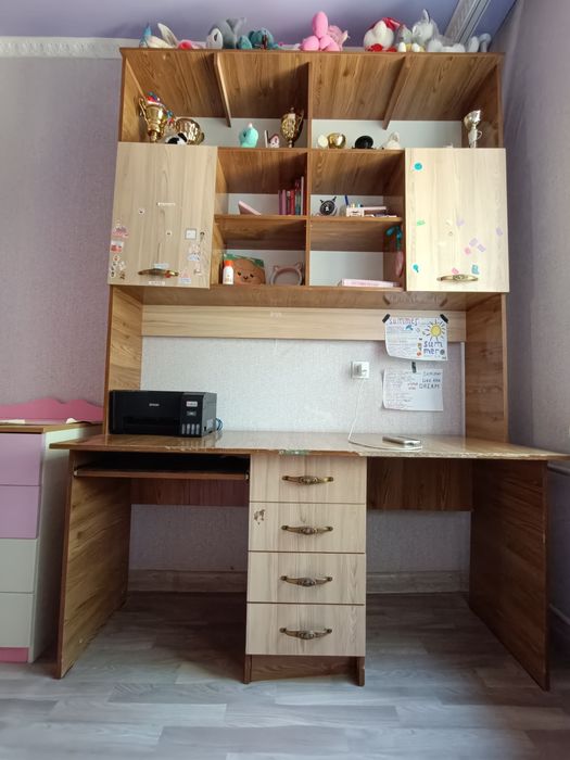 Продаётся учебный стол с полками