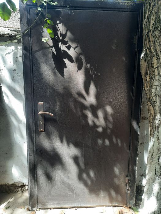 Продаю входную дверь Б/у.