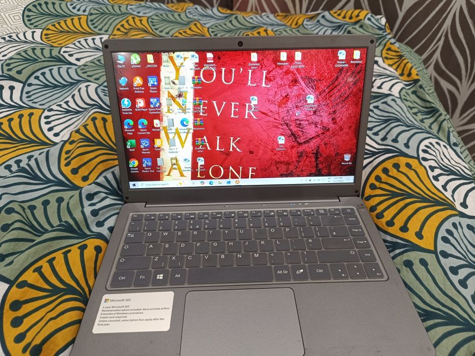 Лаптоп EZbook X3