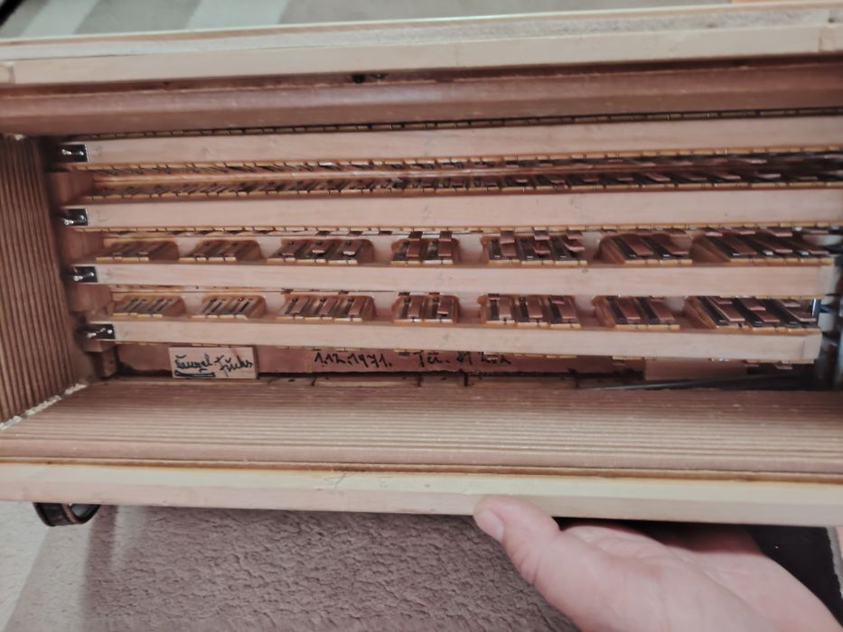 Vând , nu schimb, acordeon  Italian Royal Standard de colecție 120 basi in4 scaune  din lemn cu 3 Registre