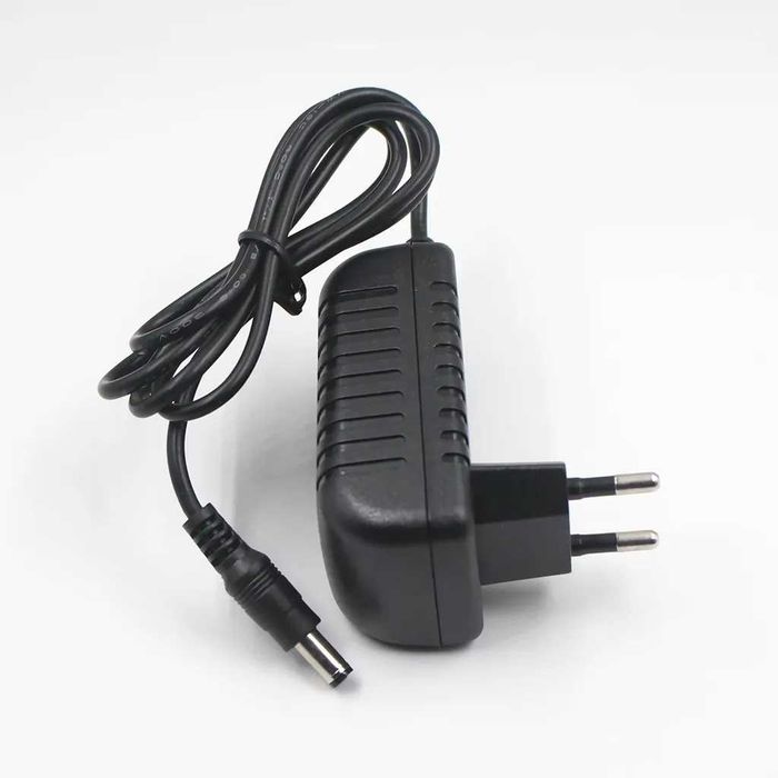 Încărcător baterie LiFePO4 12V 2A cu protecție și indicator LED