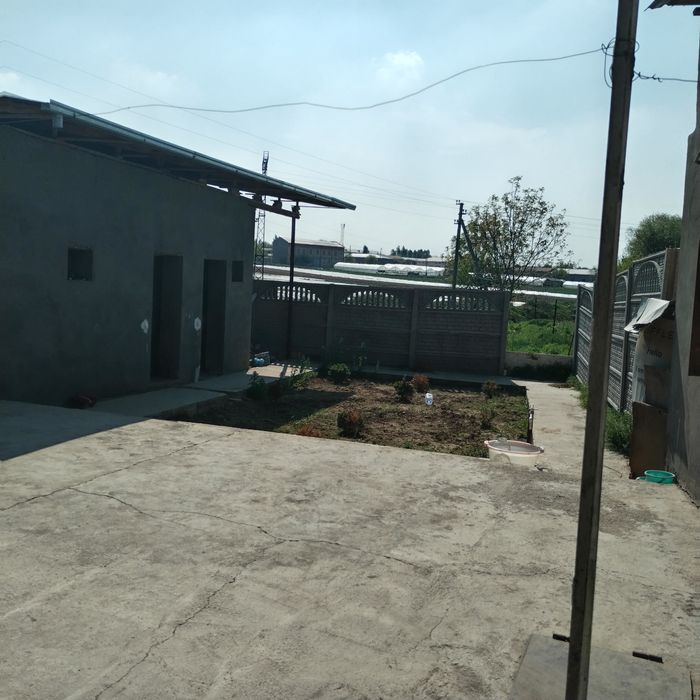 15 sotu uy sotilad yer xisobidayam sotiladi 8 ta yashash xonasi yevro