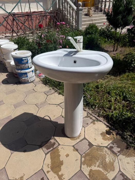 Раковина с краном