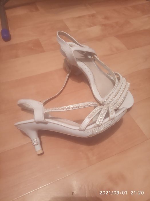 Продам туфли и босоножки для принцессы.