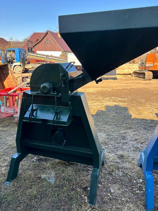 Moara cu ciocanele după tractor