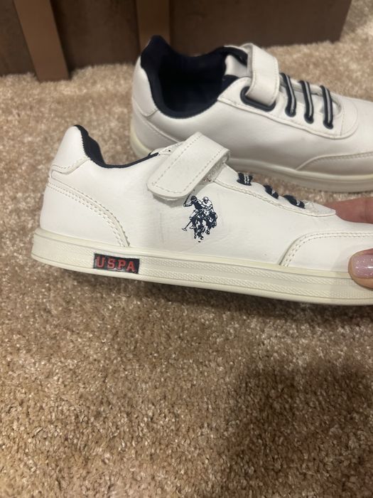 Бели спортни обувки