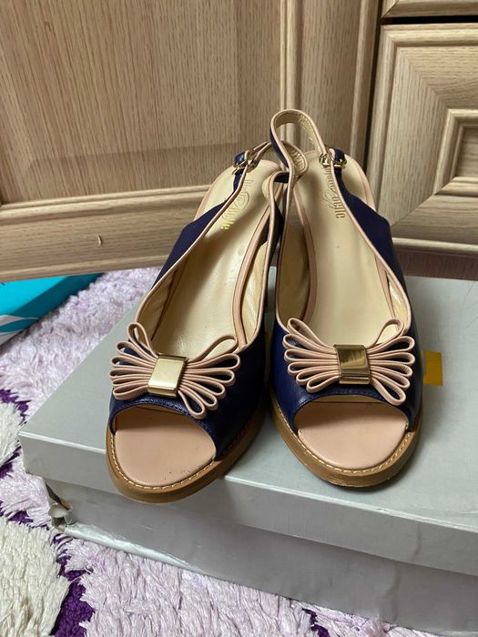 Продам босоножки летние на каблуке с бантом