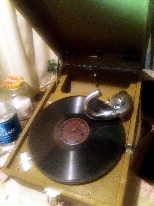 Патефон (граммофон) антикварный продам.