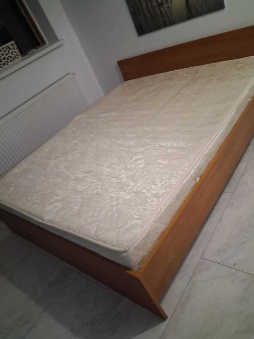 Vând pat dublu (1.6/2 m) cu somiera si saltea