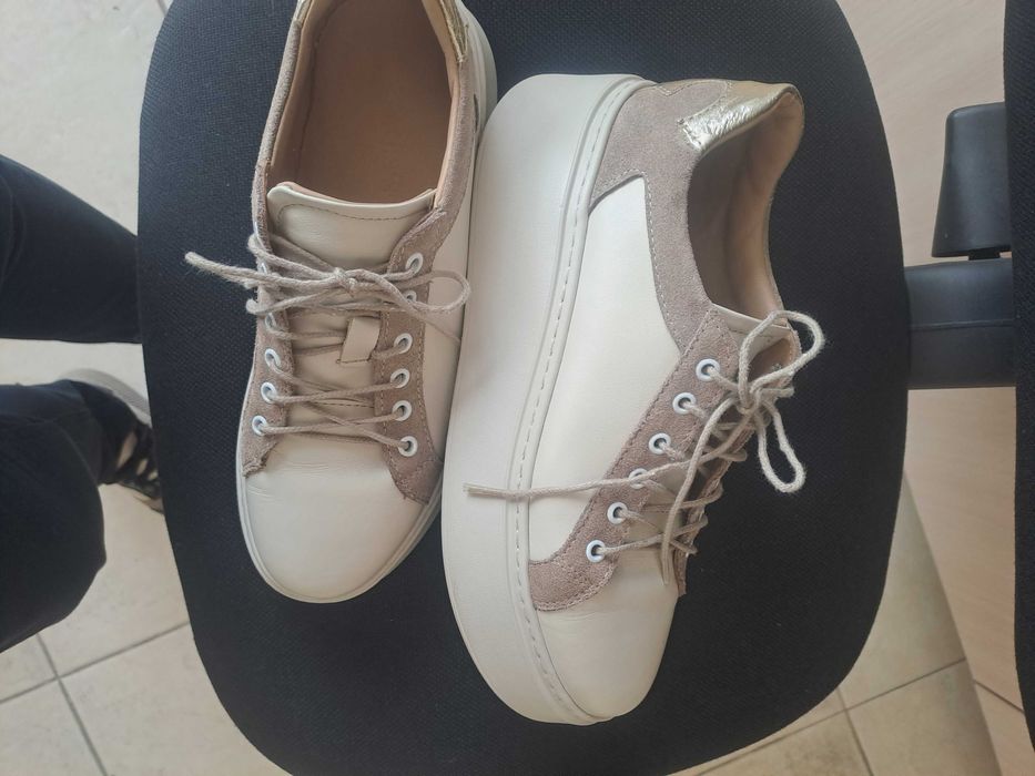 Бежови сникърси с платформа от естествена кожа в бежово и златно